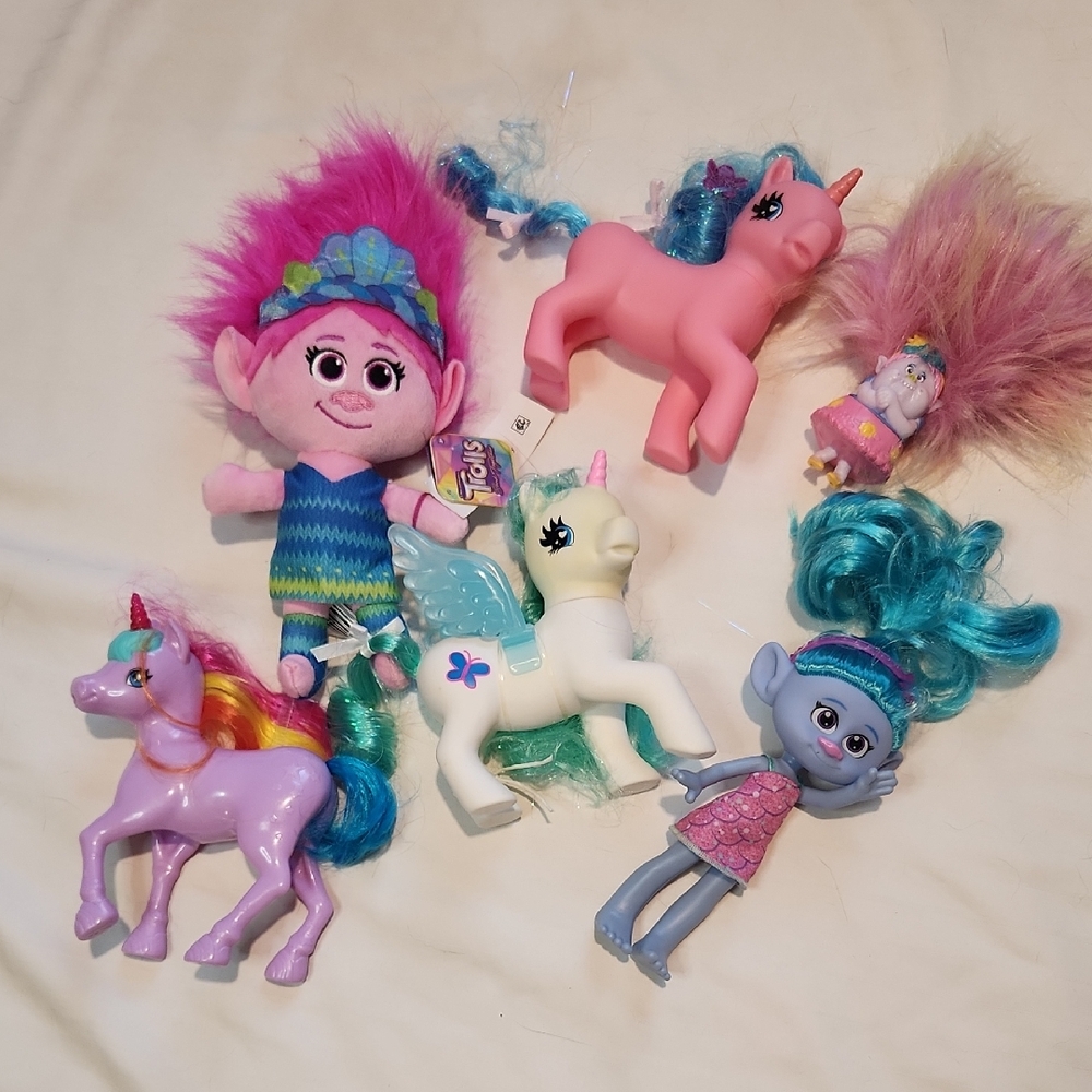 Dream Works Trolls Colorful Unicorn & Trolls Random Toys